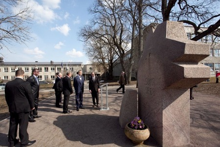 statue to the estonian language